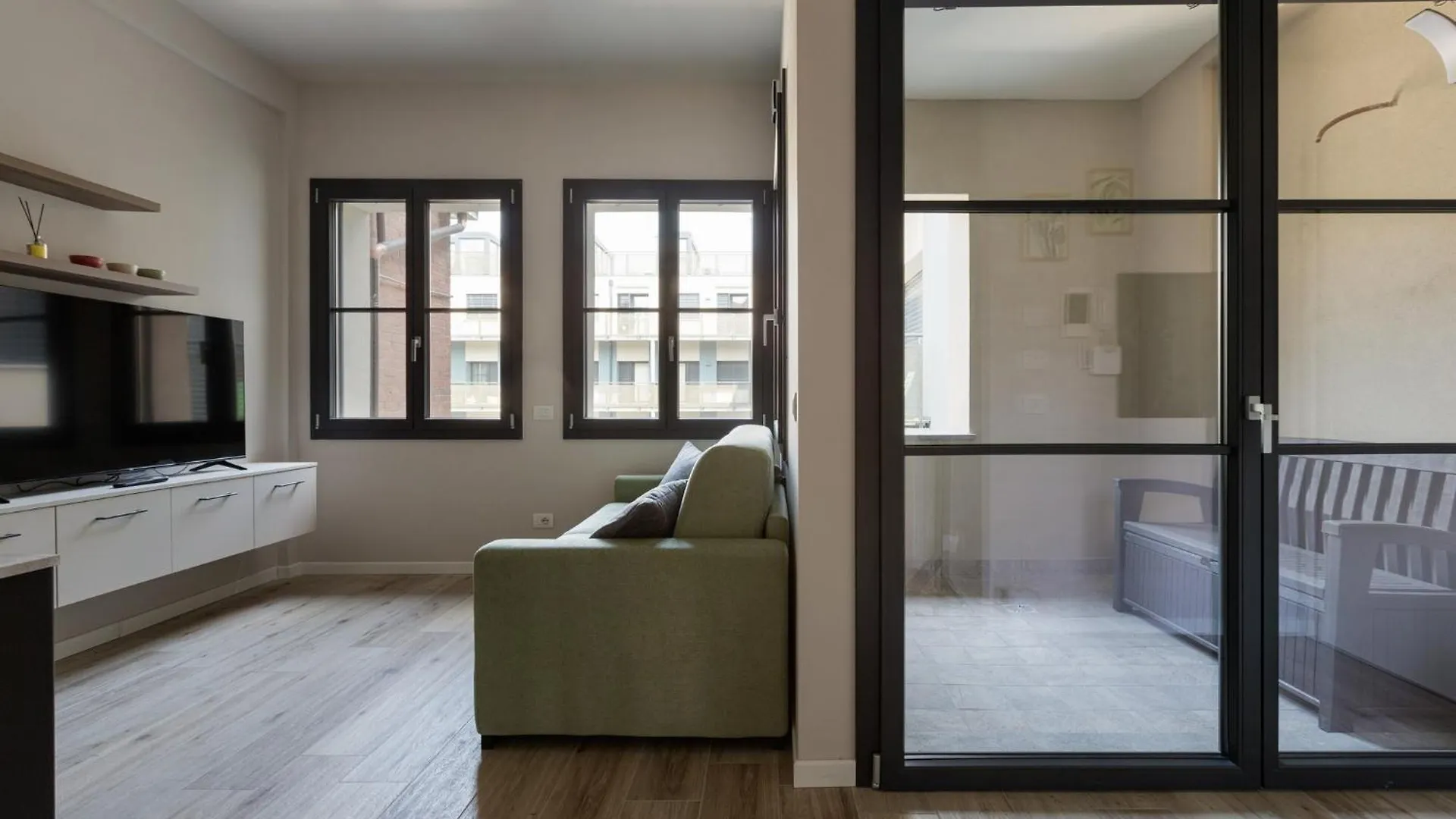 Superior Apt With Veranda And Shared Swimming Pool Milan Apartment